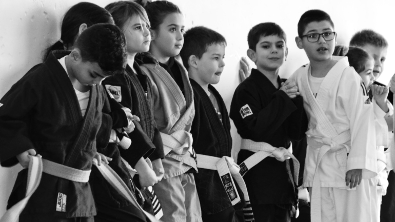 Grupo de alumnos infantiles en una graduación