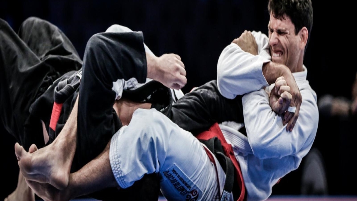 Dos alumnos entrenando Brazilian Jiu-Jitsu en el tatami