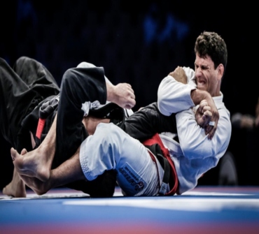 Dos alumnos entrenando Brazilian Jiu-Jitsu en el tatami
