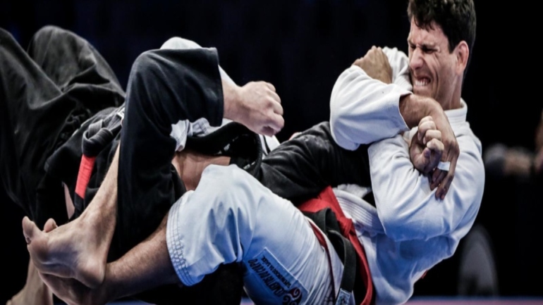 Dos alumnos entrenando Brazilian Jiu-Jitsu en el tatami