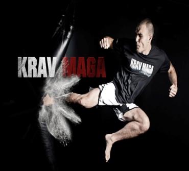 Patada alta en una clase de Krav Maga