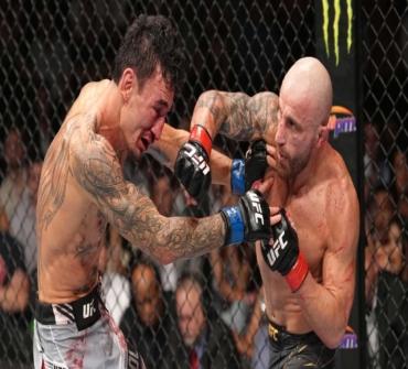 Dos alumnos entrenando MMA en el ring